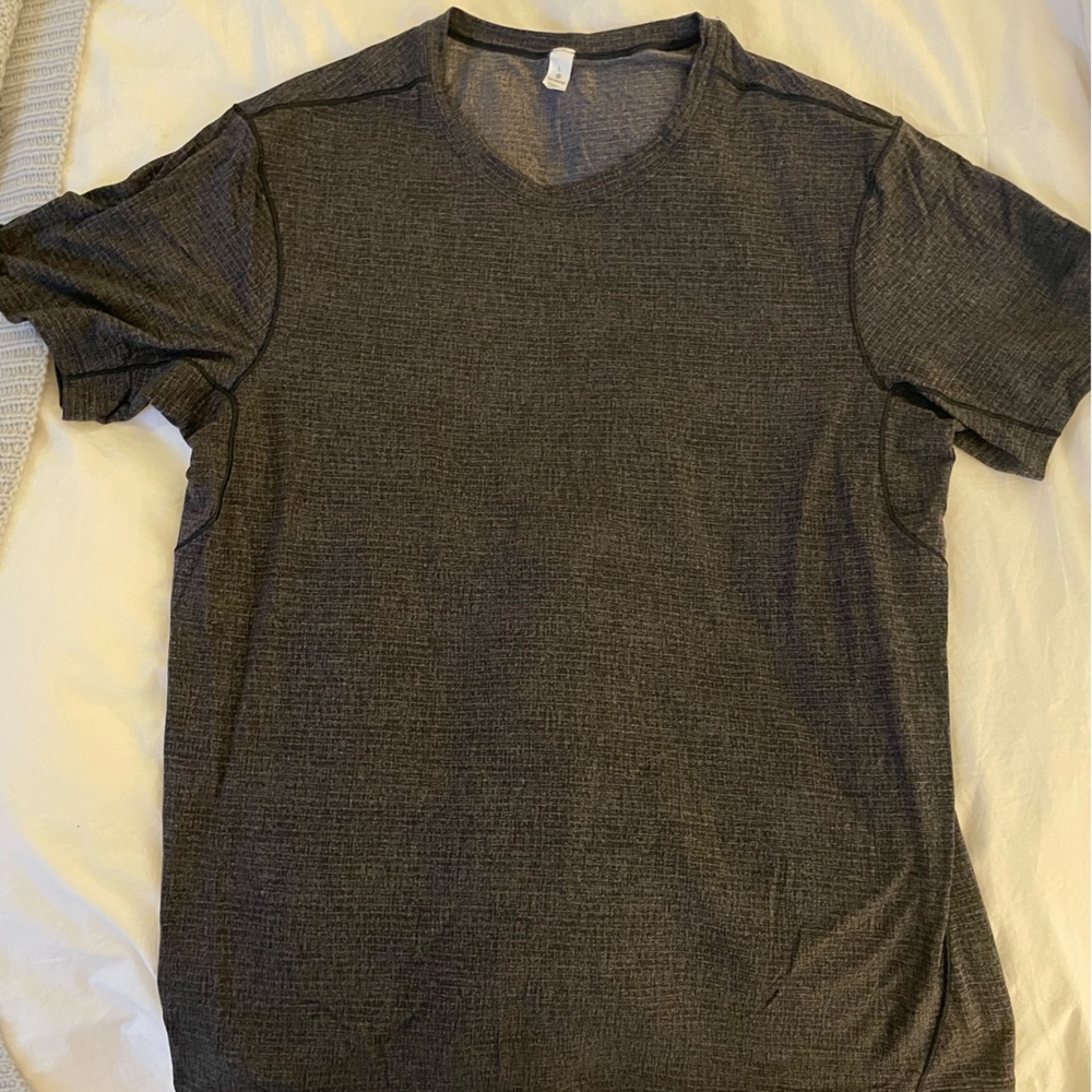 Men’s Lulu top